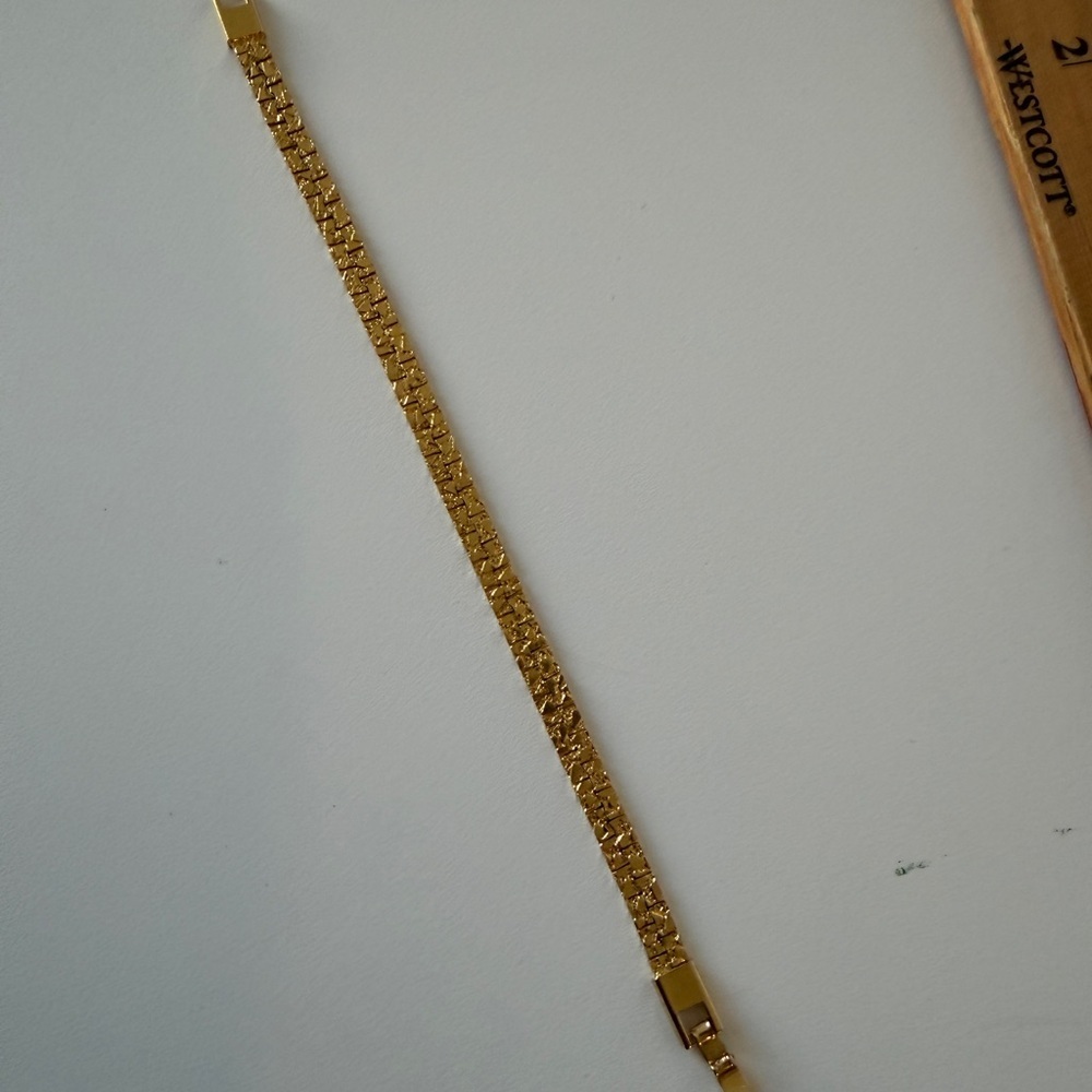 Elegant Vintage Gold Plated Textured Bracelet - Picture 3 of 5